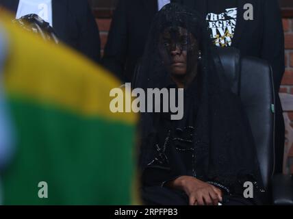 190928 -- KUTAMA ZIMBABWE, 28 settembre 2019 Xinhua -- Grace Mugabe, vedova dell'ex presidente dello Zimbabwe Robert Mugabe, partecipa alla sepoltura di Mugabe a Kutama, Mashonaland West Province, Zimbabwe, il 28 settembre 2019. L'ex presidente dello Zimbabwe Robert Mugabe, morto a Singapore il 6 settembre, è stato sepolto sabato nella sua casa rurale a Kutama, nella provincia occidentale del Mashonaland. Foto di Shaun Jusa/Xinhua ZIMBABWE-KUTAMA-EX PRESIDENT-MUGABE-BURIAL PUBLICATIONxNOTxINxCHN Foto Stock