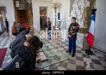 190929 -- PARIGI, 29 settembre 2019 Xinhua -- la gente firma i registri delle condoglianze presso il Palazzo Presidenziale dell'Elysee, in seguito alla morte dell'ex presidente francese Jacques Chirac a Parigi, in Francia, 28 settembre 2019. L'ex presidente francese Jacques Chirac è deceduto giovedì mattina all'età di 86 anni. Foto di Aurelien Morissard/Xinhua FRANCE-PARIS-JACQUES CHIRAC-CONDOOLENCE PUBLICATIONxNOTxINxCHN Foto Stock