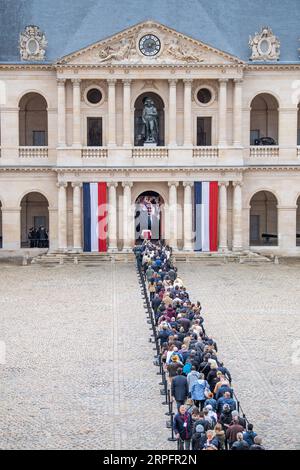 190929 -- PARIGI, 29 settembre 2019 Xinhua -- la gente fa la fila per rendere omaggio all'ex presidente francese Jacques Chirac all'Hotel des Invalides di Parigi, Francia, 29 settembre 2019. L'ex presidente francese Jacques Chirac è deceduto giovedì mattina all'età di 86 anni. Foto di Jack Chan/Xinhua FRANCE-PARIS-JACQUES CHIRAC-CONDOOLENCE PUBLICATIONxNOTxINxCHN Foto Stock