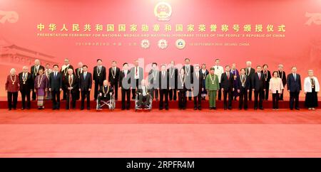 190929 -- PECHINO, 29 settembre 2019 -- il presidente cinese Xi Jinping, anche segretario generale del Comitato centrale del Partito Comunista Cinese e presidente della Commissione militare centrale, e altri leader si uniscono ai premiati per una foto di gruppo dopo la cerimonia di presentazione delle medaglie nazionali e dei titoli onorari della Repubblica Popolare Cinese presso la sala grande del popolo di Pechino, capitale della Cina, 29 settembre 2019. CINA-PECHINO-MEDAGLIE NAZIONALI E TITOLI ONORARI-CERIMONIA DI PRESENTAZIONE CN PANGXXINGLEI PUBLICATIONXNOTXINXCHN Foto Stock