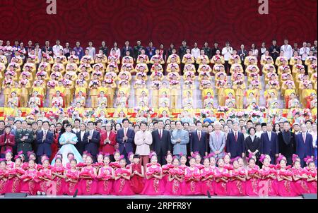 News Themen der Woche KW39 190929 -- PECHINO, 29 settembre 2019 -- Xi Jinping e altri leader posano per una foto di gruppo con i membri del cast dopo una performance artistica di alto profilo, chiamata Stride Forward, The Nation, alla grande sala del popolo di Pechino, capitale della Cina, 29 settembre 2019. Lo spettacolo si è tenuto qui domenica sera in occasione del 70° anniversario della fondazione della Repubblica Popolare Cinese. XI Jinping, li Keqiang, li Zhanshu, Wang Yang, Wang Huning, Zhao Leji, Han Zheng e Wang Qishan si sono Uniti a oltre 4.000 persone per assistere allo spettacolo. CHINA-BEIJING-ART PERFORMANCE-70° F Foto Stock