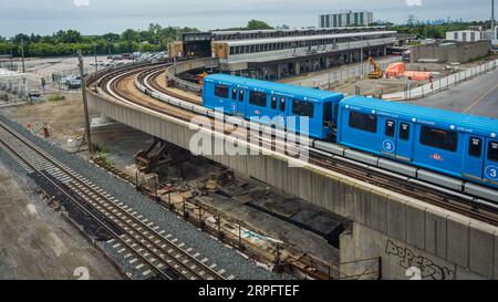 Scarborough, Ontario, Canada, 15 giugno 2022 - il treno Blue SRT si avvicina alla stazione della metropolitana Kennedy Foto Stock