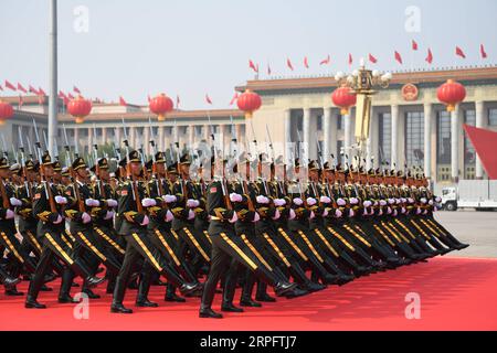 191001 -- PECHINO, 1 ottobre 2019 Xinhua -- le truppe sono viste durante le celebrazioni che celebrano il 70° anniversario della fondazione della Repubblica Popolare Cinese a Pechino, capitale della Cina, 1 ottobre 2019. Xinhua/Sadat PRC70YearsCHINA-PECHINO-FESTE NAZIONALI CN PUBLICATIONxNOTxINxCHN Foto Stock