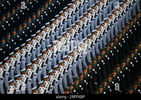 191001 -- PECHINO, 1 ottobre 2019 -- le truppe si preparano per la parata militare che segna il 70° anniversario della fondazione della Repubblica Popolare Cinese a Pechino, capitale della Cina, 1 ottobre 2019. XINHUA FOTO DEL GIORNO YuexYuewei PUBLICATIONxNOTxINxCHN Foto Stock