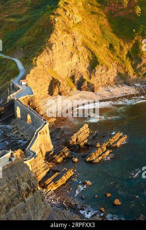 Scalinata e scogliere circostanti dell'isolotto di Gaztelugatxe, location del film Dragonstone nella serie il Trono di Spade (Bermeo, Biscaglia, Paesi Baschi, Spagna) Foto Stock