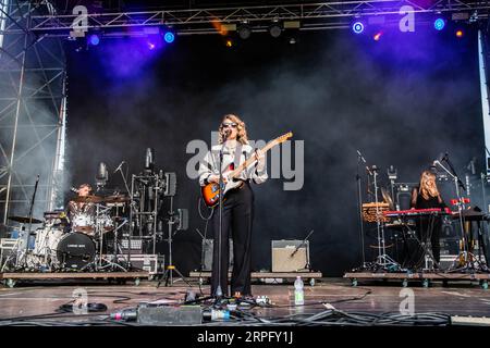 Torino Italia. 26 agosto 2023. La cantautrice inglese ANNA CALVI si esibisce dal vivo sul palco dello spazio 211 durante il 'Todays Festival 2023'. Foto Stock