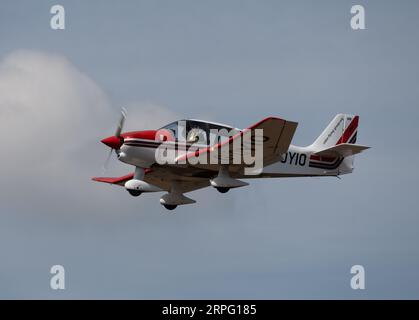 Robin DR400/120 atterraggio a Wellesbourne Airfield, Warwickshire, Regno Unito (G-OYIO) Foto Stock