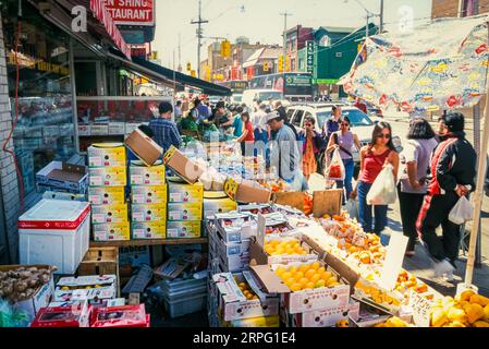 Toronto, Canada, settembre 2003 - vivace area commerciale di China Town nel centro di Toronto Foto Stock