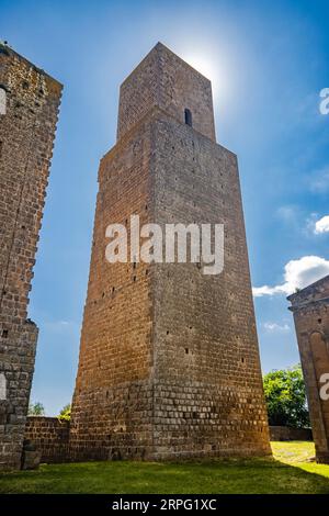 Tuscania, Viterbo, Lazio. Uno scorcio dell'antico borgo medievale di Tuscania, città degli Etruschi. L'enorme campanile a base quadrata dell'anc Foto Stock