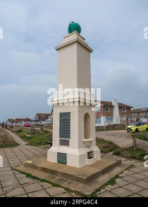 Il Meridian Monument (Peacehaven King George V. Memorial) sulle scogliere di Peacehaven, East Sussex, Regno Unito. Foto Stock