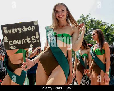 191003 -- PECHINO, 3 ottobre 2019 -- i candidati si candidano per le foto durante una presentazione mediatica della Miss Terra 2019 a Manila, nelle Filippine, 2 ottobre 2019. XINHUA FOTO DEL GIORNO RouellexUmali PUBLICATIONxNOTxINxCHN Foto Stock