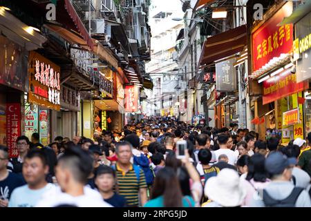 191003 -- PECHINO, 3 ottobre 2019 -- la gente visita una strada a Macao, nel sud della Cina, durante la festa nazionale, 2 ottobre 2019. Cheong Kam Ka XINHUA FOTO DEL GIORNO ZhangxJinjia PUBLICATIONxNOTxINxCHN Foto Stock