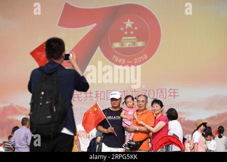 191003 -- PECHINO, 3 ottobre 2019 -- i turisti posano per una foto a Piazza Tian anmen a Pechino, capitale della Cina, 3 ottobre 2019. CHINA-BEIJING-TIAN ANMEN SQUARE-TOURISTSCN JUXHUANZONG PUBLICATIONXNOTXINXCHN Foto Stock