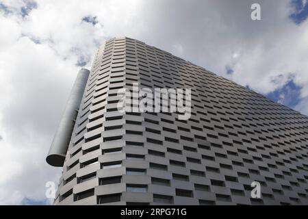 191005 -- COPENHAGEN, 5 ottobre 2019 -- foto scattata il 16 agosto 2019 mostra lo stabilimento Amager Bakke Incinerator a Copenaghen, Danimarca. Copenhill, una nuova pista da sci artificiale costruita sul tetto di un enorme inceneritore di rifiuti, è stata aperta al pubblico venerdì. Mentre il pubblico può sfrecciare lungo la pista da sci di 450 metri, fino a 450.000 tonnellate di rifiuti continueranno a essere convertite ogni anno in calore ed elettricità nello stabilimento Amager Bakke Incinerator, sotto i piedi degli ospiti dello sci. PER ANDARE CON la Danimarca Copenaghen apre una pista da sci artificiale sopra l'inceneritore di rifiuti DANIMARCA-COPENHAGEN-COPENHILL LinxJing PUB Foto Stock