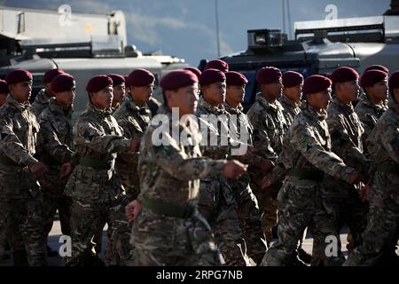 191006 -- SARAJEVO, 6 ottobre 2019 Xinhua -- i soldati prendono parte a una parata durante la cerimonia di apertura dell'esercitazione Quick Response 19 a Sarajevo, Bosnia ed Erzegovina, il 6 ottobre 2019. Risposta rapida 19, un'operazione di sostegno alla pace guidata dall'EUFOR della forza dell'Unione europea Bosnia-Erzegovina, è iniziata ufficialmente qui domenica pomeriggio presso la sede dell'EUFOR nella capitale della Bosnia-Erzegovina con una parata militare. Foto di Nedim Grabovica/Xinhua BOSNIA-ERZEGOVINA-SARAJEVO-EUFOR-QUICK RESPONSE 19 PUBLICATIONxNOTxINxCHN Foto Stock