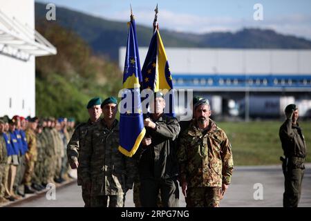 191006 -- SARAJEVO, 6 ottobre 2019 Xinhua -- i soldati prendono parte a una parata durante la cerimonia di apertura dell'esercitazione Quick Response 19 a Sarajevo, Bosnia ed Erzegovina, il 6 ottobre 2019. Risposta rapida 19, un'operazione di sostegno alla pace guidata dall'EUFOR della forza dell'Unione europea Bosnia-Erzegovina, è iniziata ufficialmente qui domenica pomeriggio presso la sede dell'EUFOR nella capitale della Bosnia-Erzegovina con una parata militare. Foto di Nedim Grabovica/Xinhua BOSNIA-ERZEGOVINA-SARAJEVO-EUFOR-QUICK RESPONSE 19 PUBLICATIONxNOTxINxCHN Foto Stock