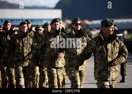 191006 -- SARAJEVO, 6 ottobre 2019 Xinhua -- i soldati prendono parte a una parata durante la cerimonia di apertura dell'esercitazione Quick Response 19 a Sarajevo, Bosnia ed Erzegovina, il 6 ottobre 2019. Risposta rapida 19, un'operazione di sostegno alla pace guidata dall'EUFOR della forza dell'Unione europea Bosnia-Erzegovina, è iniziata ufficialmente qui domenica pomeriggio presso la sede dell'EUFOR nella capitale della Bosnia-Erzegovina con una parata militare. Foto di Nedim Grabovica/Xinhua BOSNIA-ERZEGOVINA-SARAJEVO-EUFOR-QUICK RESPONSE 19 PUBLICATIONxNOTxINxCHN Foto Stock