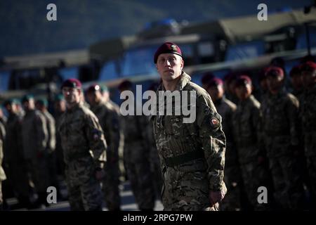 191006 -- SARAJEVO, 6 ottobre 2019 Xinhua -- i soldati prendono parte a una parata durante la cerimonia di apertura dell'esercitazione Quick Response 19 a Sarajevo, Bosnia ed Erzegovina, il 6 ottobre 2019. Risposta rapida 19, un'operazione di sostegno alla pace guidata dall'EUFOR della forza dell'Unione europea Bosnia-Erzegovina, è iniziata ufficialmente qui domenica pomeriggio presso la sede dell'EUFOR nella capitale della Bosnia-Erzegovina con una parata militare. Foto di Nedim Grabovica/Xinhua BOSNIA-ERZEGOVINA-SARAJEVO-EUFOR-QUICK RESPONSE 19 PUBLICATIONxNOTxINxCHN Foto Stock