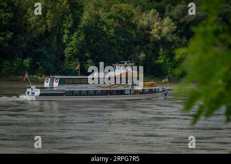 Piccola barca per le vacanze passeggeri sul fiume Donau vicino a Krems Austria 02 09 2023 Foto Stock