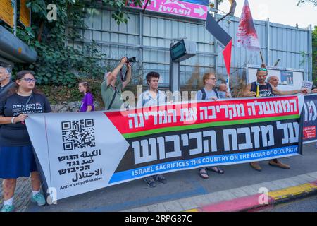 Haifa, Israele - 02 settembre 2023: La gente marcia con lo striscione anti-occupazione. Settimana 35 di protesta contro la controversa revisione giudiziaria. Haifa, Israe Foto Stock