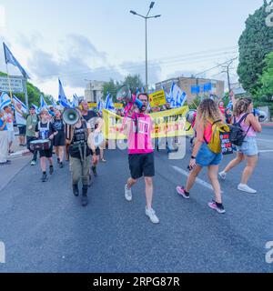 Haifa, Israele - 02 settembre 2023: La gente marcia con vari segni e bandiere, guidati da educatori. Settimana 35 di protesta contro controversa ove giudiziaria Foto Stock