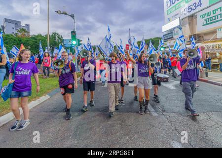 Haifa, Israele - 02 settembre 2023: La gente marcia con vari segni e bandiere. Settimana 35 di protesta contro la controversa revisione giudiziaria. Haifa, Isra Foto Stock