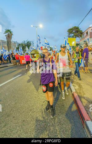 Haifa, Israele - 02 settembre 2023: La gente marcia con vari segni e bandiere. Settimana 35 di protesta contro la controversa revisione giudiziaria. Haifa, Isra Foto Stock