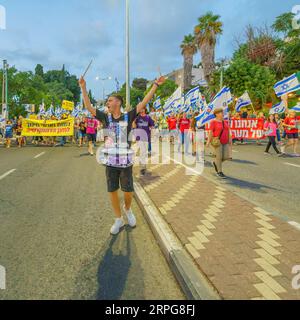 Haifa, Israele - 02 settembre 2023: La gente marcia con vari segni e bandiere. Settimana 35 di protesta contro la controversa revisione giudiziaria. Haifa, Isra Foto Stock