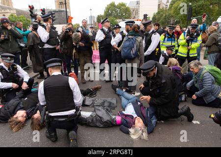 191007 -- LONDRA, 7 ottobre 2019 -- agenti di polizia arrestano i manifestanti a Londra, in Gran Bretagna, 7 ottobre 2019. La polizia di Londra ha confermato 21 arresti finora nella parte centrale della capitale britannica lunedì mattina all'inizio di due settimane di proteste da parte di attivisti ambientali. Foto di Ray Tang/Xinhua BRITAIN-LONDON-ENVIRONMENTAL PROTEST HanxYan PUBLICATIONxNOTxINxCHN Foto Stock