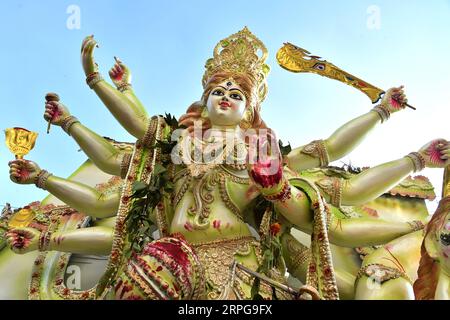 191008 -- DACCA, 8 ottobre 2019 Xinhua -- un idolo della dea Durga è stato visto durante il festival Durga Puja a Dacca, Bangladesh, l'8 ottobre 2019. Gli accordi di sicurezza in tutto il Bangladesh sono stati rafforzati per le celebrazioni pacifiche del festival Durga Puja, il festival degli indù che si è concluso l'8 ottobre. Str/Xinhua BANGLADESH-DHAKA-HINDU-DURGA PUJA FESTIVAL PUBLICATIONxNOTxINxCHN Foto Stock