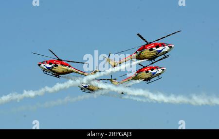 191010 -- PECHINO, 10 ottobre 2019 -- gli elicotteri IAF Sarang dell'Indian Air Force si esibiscono durante le celebrazioni del 87° Indian Air Force Day presso la base aerea Hindon a Ghaziabad, India, 8 ottobre 2019. Foto di Partha Sarkar/Xinhua XINHUA FOTO DEL GIORNO ZhangxNaijie PUBLICATIONxNOTxINxCHN Foto Stock