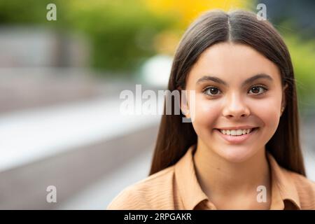 Ritratto in primo piano di una graziosa giovane donna che posa all'aperto Foto Stock
