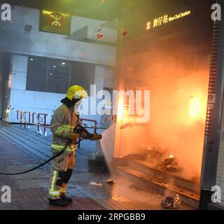 191010 -- HONG KONG, 10 ottobre 2019 -- Un vigile del fuoco spegne il fuoco incendiato dai rivoltosi alla stazione MTR di Wan Chai a Hong Kong, nel sud della Cina, 15 settembre 2019. PER ANDARE CON 1st LD Writethru: HKSAR gov t i funzionari rivelano fatti, cifre sulla distruzione da parte dei rivoltosi CINA-HONG KONG-RIOTERS-VIOLENCE CN WuxXiaochu PUBLICATIONxNOTxINxCHN Foto Stock