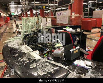 News Bilder des Tages 191010 -- HONG KONG, 10 ottobre 2019 -- questa foto non datata mostra un banco di servizio sabotato di una stazione MTR a Hong Kong, nel sud della Cina. PER ANDARE CON i primi LD Writethru: HKSAR gov t i funzionari rivelano fatti, cifre sulla distruzione da parte dei rivoltosi la Mass Transit Railway/Handout via Xinhua CINA-HONG KONG-RIOTERS-VIOLENCE CN WuxXiaochu PUBLICATIONxNOTxINxCHN Foto Stock