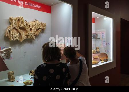 Decorazioni sontuose nella nicchia di vetro di una sala del Museo Provinciale della città di Guadalajara nel Palacio del Infantado. Spagna, Europa Foto Stock