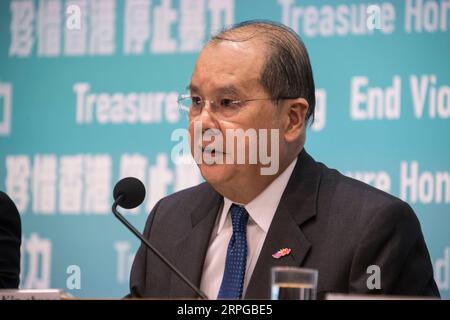 191011 -- HONG KONG, 11 ottobre 2019 -- Matthew Cheung, segretario capo per l'amministrazione della regione amministrativa speciale di Hong Kong, parla a una conferenza stampa a Hong Kong, nel sud della Cina, 10 ottobre 2019. PER ANDARE CON 1st LD Writethru: HKSAR gov t i funzionari rivelano fatti, cifre sulla distruzione da parte dei rivoltosi CINA-HONG KONG-VIOLENZA-CONFERENZA STAMPA CN LuxYe PUBLICATIONxNOTxINxCHN Foto Stock