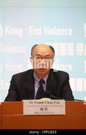 191011 -- HONG KONG, 11 ottobre 2019 -- Frank Chan, Segretario per i trasporti e gli alloggi della regione amministrativa speciale di Hong Kong HKSAR, risponde alle domande in una conferenza stampa a Hong Kong, Cina meridionale, 10 ottobre 2019. PER ANDARE CON 1st LD Writethru: HKSAR gov t i funzionari rivelano fatti, cifre sulla distruzione da parte dei rivoltosi CINA-HONG KONG-VIOLENZA-CONFERENZA STAMPA CN LuxYe PUBLICATIONxNOTxINxCHN Foto Stock