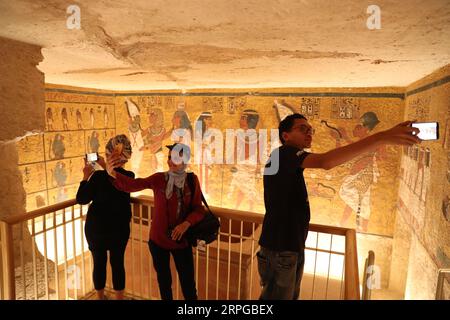 191010 -- LUXOR EGITTO, 10 ottobre 2019 -- la gente visita la tomba del re Tutankhamon, recentemente rinnovata, nella Valle dei Re a Luxor, Egitto, il 10 ottobre 2019. EGITTO-LUXOR-RE TUTANKHAMON-TOMBA RECENTEMENTE RINNOVATA AHMEDXGOMAA PUBLICATIONXNOTXINXCHN Foto Stock