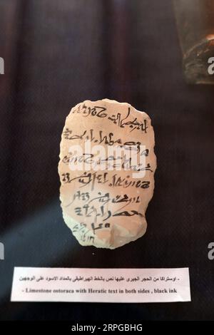 191010 -- LUXOR EGITTO, 10 ottobre 2019 -- Un ostracon di pietra calcarea è visto durante la presentazione di una nuova scoperta a Luxor, in Egitto, il 10 ottobre 2019. Il rinomato egittologo egiziano Zahi Hawass ha annunciato giovedì la scoperta della prima antica zona industriale in Egitto, che risale alla XVIII dinastia dal 1549/1550 al 1292 a.C. EGITTO-LUXOR-ANTICA ZONA INDUSTRIALE AhmedxGomaa PUBLICATIONxNOTxINxCHN Foto Stock