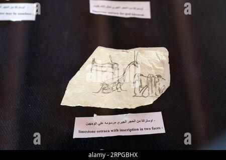 191010 -- LUXOR EGITTO, 10 ottobre 2019 -- Un ostracon di pietra calcarea è visto durante la presentazione di una nuova scoperta a Luxor, in Egitto, il 10 ottobre 2019. Il rinomato egittologo egiziano Zahi Hawass ha annunciato giovedì la scoperta della prima antica zona industriale in Egitto, che risale alla XVIII dinastia dal 1549/1550 al 1292 a.C. EGITTO-LUXOR-ANTICA ZONA INDUSTRIALE AhmedxGomaa PUBLICATIONxNOTxINxCHN Foto Stock