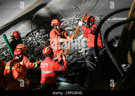 191011 -- WUXI, 11 ottobre 2019 -- i soccorritori lavorano sul sito di un crollo del cavalcavia nella città di Wuxi, provincia di Jiangsu della Cina orientale, 11 ottobre 2019. Tre persone sono state confermate morte e altre due ferite dopo il crollo di un cavalcavia autostradale nella provincia orientale di Jiangsu della Cina, giovedì, schiacciando tre auto sotto di esso, hanno detto le autorità locali venerdì. Il collasso del cavalcavia avvenne intorno alle 18:10 del pomeriggio, nel tratto della National Highway 312 nella città di Wuxi. Secondo i soccorritori e gli esperti del Ministero dei trasporti del sito, il rovesciamento del ponte di campata superiore è stato causato da h Foto Stock