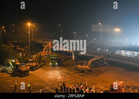 191011 -- WUXI, 11 ottobre 2019 -- i soccorritori lavorano sul sito di un crollo del cavalcavia nella città di Wuxi, provincia di Jiangsu della Cina orientale, 11 ottobre 2019. Tre persone sono state confermate morte e altre due ferite dopo il crollo di un cavalcavia autostradale nella provincia orientale di Jiangsu della Cina, giovedì, schiacciando tre auto sotto di esso, hanno detto le autorità locali venerdì. Il collasso del cavalcavia avvenne intorno alle 18:10 del pomeriggio, nel tratto della National Highway 312 nella città di Wuxi. Secondo i soccorritori e gli esperti del Ministero dei trasporti del sito, il rovesciamento del ponte di campata superiore è stato causato da h Foto Stock
