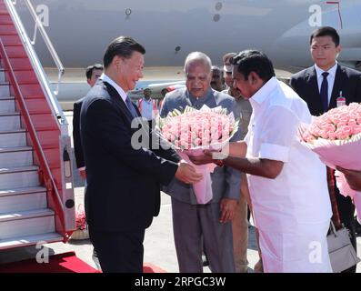 Indien, Narendra modi trifft Xi Jinping 191011 -- CHENNAI, 11 ottobre 2019 -- Banwarilal Purohit, governatore dello stato indiano del Tamil Nadu, e il primo ministro dello stato Edappadi K. Palaniswami aspettano accanto alla passerella e presentano fiori al presidente cinese Xi Jinping al suo arrivo a Chennai, in India, 11 ottobre 2019. Su invito del primo ministro indiano Narendra modi, il presidente cinese Xi Jinping è arrivato nella città indiana meridionale di Chennai venerdì pomeriggio per il secondo incontro informale con modi. INDIA-CHENNAI-CINA-XI JINPING-ARRIVAL JUXPENG PUBLICATIONXNOTXINXCHN Foto Stock