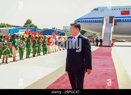 Indien, Narendra modi trifft Xi Jinping 191011 -- CHENNAI, 11 ottobre 2019 -- il presidente cinese Xi Jinping onda la popolazione locale al suo arrivo a Chennai, India, 11 ottobre 2019. Su invito del primo ministro indiano Narendra modi, il presidente cinese Xi Jinping è arrivato nella città indiana meridionale di Chennai venerdì pomeriggio per il secondo incontro informale con modi. INDIA-CHENNAI-CINA-XI JINPING-ARRIVAL XIEXHUANCHI PUBLICATIONXNOTXINXCHN Foto Stock