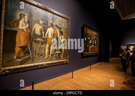 Rembrandt-Velazquez Ausstellung ad Amsterdam 191012 -- AMSTERDAM, 12 ottobre 2019 -- i visitatori vedono opere d'arte alla mostra Rembrandt-Velazquez. Maestri olandesi e spagnoli al Rijksmusem di Amsterdam, Paesi Bassi, 11 ottobre 2019. La mostra, che durerà fino al 19 gennaio 2020, si terrà in occasione del 200° anniversario del Museo del Prado di Madrid e dell'anno di Rembrandt 2019. Foto di Sylvia Lederer/Xinhua PAESI BASSI-AMSTERDAM-REMBRANDT-VELAZQUEZ-EXHIBITION WangxYanan PUBLICATIONxNOTxINxCHN Foto Stock