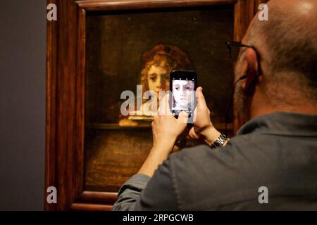 Rembrandt-Velazquez Ausstellung ad Amsterdam 191012 -- AMSTERDAM, 12 ottobre 2019 -- Un visitatore scatta foto di opere d'arte alla mostra Rembrandt-Velazquez. Maestri olandesi e spagnoli al Rijksmusem di Amsterdam, Paesi Bassi, 11 ottobre 2019. La mostra, che durerà fino al 19 gennaio 2020, si terrà in occasione del 200° anniversario del Museo del Prado di Madrid e dell'anno di Rembrandt 2019. Foto di Sylvia Lederer/Xinhua PAESI BASSI-AMSTERDAM-REMBRANDT-VELAZQUEZ-EXHIBITION WangxYanan PUBLICATIONxNOTxINxCHN Foto Stock