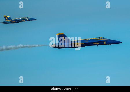 191013 -- SAN FRANCISCO, 13 ottobre 2019 -- la squadra di aerobatismo della Marina americana Blue Angels si esibisce in uno spettacolo aereo delle attività annuali della Fleet Week a San Francisco, negli Stati Uniti, il 12 ottobre 2019. Foto di /Xinhua U.S.-SAN FRANCISCO-FLEET WEEK-AIR SHOW DongxXudong PUBLICATIONxNOTxINxCHN Foto Stock