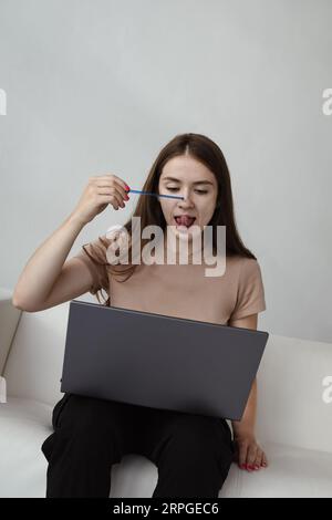 Il logoterapista lavora con un bambino in remoto. Terapia del linguaggio a distanza Foto Stock