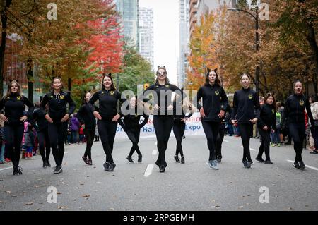 191013 -- VANCOUVER, 13 ottobre 2019 Xinhua -- le persone partecipano all'annuale Halloween Parade a Vancouver, Canada, il 13 ottobre 2019. Circa 20 gruppi e 1.000 artisti scesero in strada con vari costumi per la 6a sfilata annuale di Halloween in occasione del prossimo Halloween. Foto di Liang Sen/Xinhua CANADA-VANCOUVER-HALLOWEEN PARADE PUBLICATIONxNOTxINxCHN Foto Stock