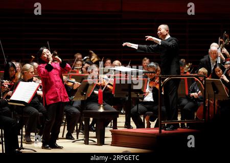 191013 - FILADELFIA, 13 ottobre 2019 - il compositore e direttore d'orchestra cinese Tan Dun R, il frontalino e il musicista cinese Guan Xia L, il frontalino sono raffigurati durante il concerto China Night al Kimmel Center for the Performing Arts di Filadelfia, Stati Uniti, il 12 ottobre 2019. Sabato sera è stato allestito uno speciale concerto di una sola notte che celebra la cultura musicale cinese. Questo concerto della China Night, eseguito dalla Philadelphia Orchestra e guidato dal compositore e direttore d'orchestra cinese di fama internazionale Tan Dun, ha presentato diverse opere di rinomati musicisti cinesi, tra cui il triplo conce di Tan Foto Stock